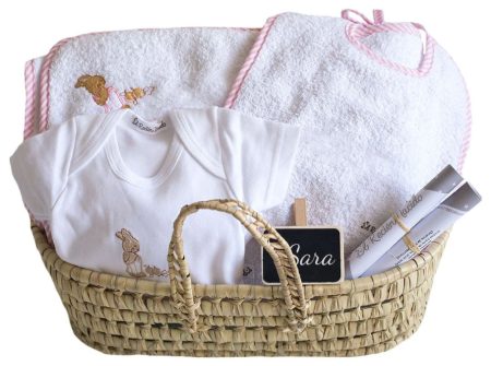 Canastilla personalizada con nombre del bebe en tonos blancos y rosas de El Recien Nacido